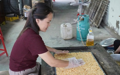 Làng bánh cốm Nghệ An vào vụ, đỏ lửa níu giữ hương quê