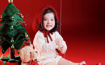 Con gái út nhà Khánh Thi - Phan Hiển, xinh yêu như thiên thần đón Noel