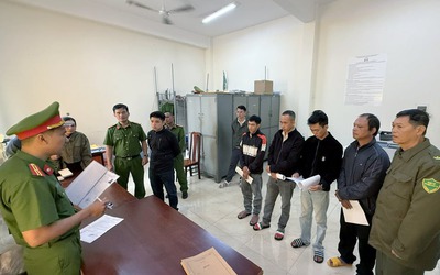 Bố mẹ và con trai bị khởi tố vì đánh nhau với hàng xóm