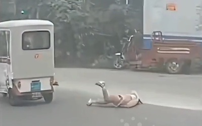 Bé gái rơi khỏi xe ba bánh và màn xử lý cực nhanh của tài xế xe buýt