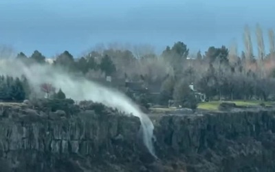 Hiện tượng hiếm gặp: Thác nước "chảy ngược" lên trời