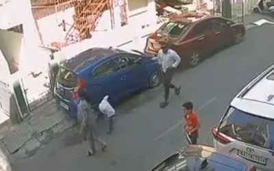 Người đàn ông vô cớ đá gục bé trai trên phố rồi bỏ đi