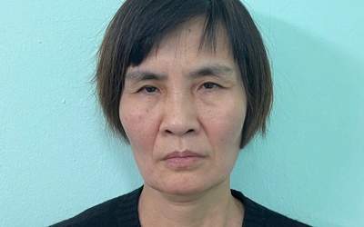 Bắt người phụ nữ đánh cô gái 19 tuổi, ép quỳ gối khi xin  lại đồ rơi