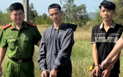 Tạm giữ 2 kẻ liều lĩnh cướp túi xách của cô gái khi đang di chuyển trên đường