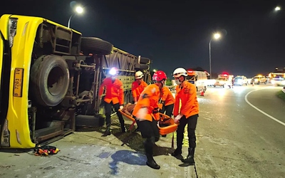 Xe buýt lật nghiêng trên đường cao tốc, 16 người tử vong