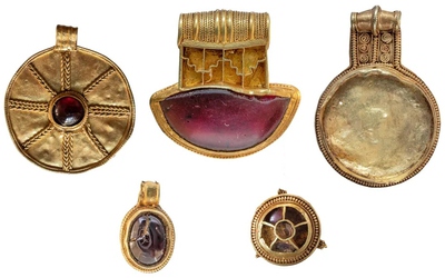 Dò kim loại, 2 người dân đào được kho báu chứa vàng, ngọc hồng lựu