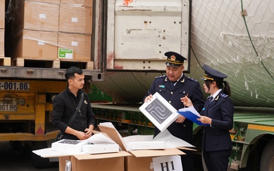 Hải quan xử lý gần 17.300 vụ vi phạm trong 11 tháng 2025, buôn lậu vàng, tiền tệ diễn biến phức tạp