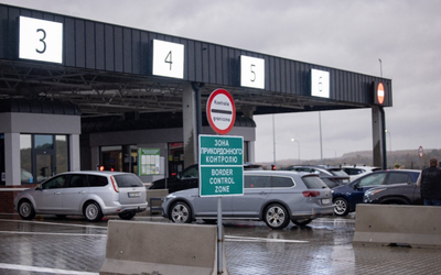 Hàng dài người Ukraine chờ qua cửa khẩu Ba Lan về quê đón Giáng sinh