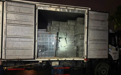 Kiểm tra xe tải đỗ bên đường, phát hiện số thuốc lá lậu trị giá gần 2 tỷ đồng