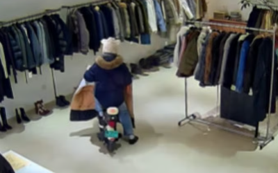 Người phụ nữ lao thẳng xe máy vào cửa hàng để mua quần áo