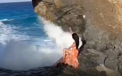 Đang tạo dáng chụp ảnh, nữ du khách bị sóng đánh văng xuống biển