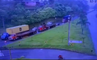 Xe tải tông trúng ô tô con, cặp vợ chồng tử vong, 2 con trai sống sót