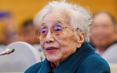 Bà Nguyễn Thị Bình là đại biểu cao tuổi nhất dự Đại hội Thi đua yêu nước