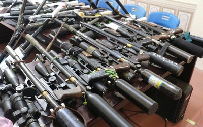 Thủ đoạn của cặp đôi cầm đầu đường dây mua bán vũ khí quân dụng lớn trên mạng