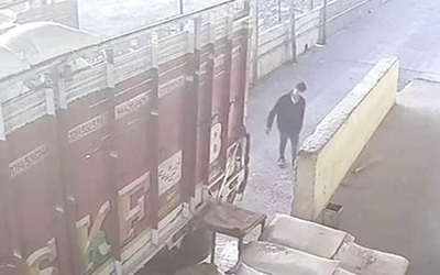 Cha lùi xe tải vô tình khiến con trai tử vong