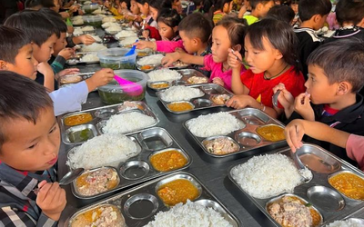 Học sinh vùng biên được hỗ trợ gạo, tiền trong suốt 9 tháng của năm học