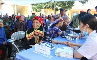 Lợi ích của BHYT đối với hộ nghèo: Giảm gánh chi phí y tế – Tăng công bằng trong chăm sóc sức khỏe