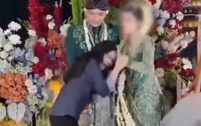 Bạn gái cũ hôn tay chú rể trong đám cưới, cô dâu có phản gây sốc