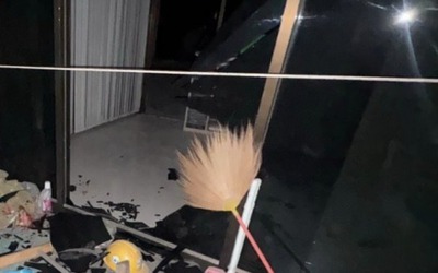 Đâm vào cửa kính khi đang tẩu thoát, tên trộm tử vong vì mất máu