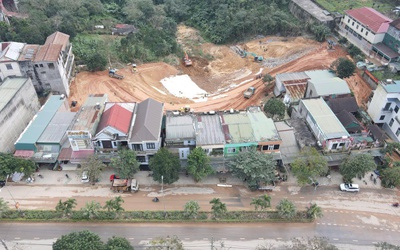 Cận cảnh công trường thi công thần tốc kè chống sạt lở ở Khe Sanh