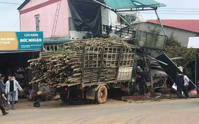 Hiện trường vụ tai nạn ô tô tải va chạm xe máy rồi tông sập nhiều hàng quán, 5 người thương vong