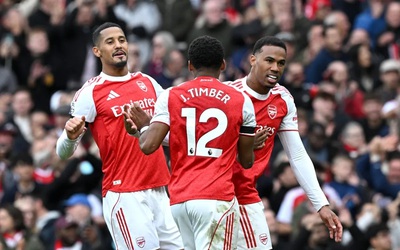 Liverpool được khuyên chiêu mộ hậu vệ của Arsenal