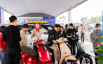 Lái thử xe máy điện VinFast tại Vietnam Mobility Show 2025, khách hàng muốn “chốt đơn” xe điện, bỏ ngay xe xăng