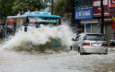 UBND TP Hà Nội trả lời câu hỏi bao giờ hết cảnh ngập úng kéo dài mỗi khi mưa lớn