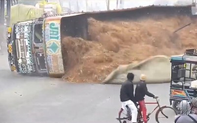 Xe tải lật nghiêng đè trúng ô tô con, tài xế tử vong thương tâm