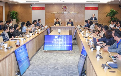 Lần đầu công nghệ hiện đại ra phố, hòa nhịp "đời sống vỉa hè"