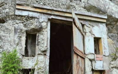 Mở cánh cửa gỗ bí ẩn trên vách đá, cảnh tượng bên trong gây xôn xao