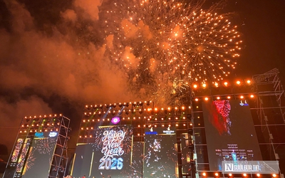 Pháo hoa rực sáng trên phố biển Cửa Lò, kỳ vọng năm mới vươn mình mạnh mẽ