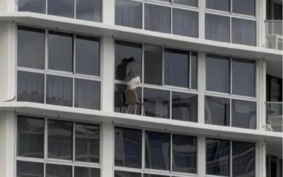 Người phụ nữ gây sốc khi đứng lau cửa sổ ở tầng 16