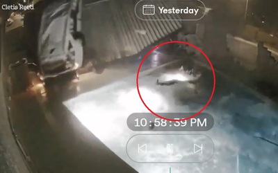 Ô tô mất lái đâm vào nhà dân, nữ tài xế bị hất văng xuống bể bơi