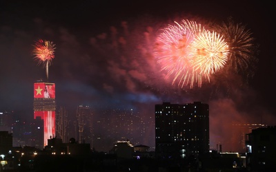 Chùm ảnh pháo hoa rực rỡ đón năm mới tại Tp.HCM