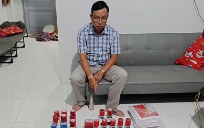 Tạm giữ hình sự người đàn ông, thu 33 con dấu và hơn 100 hồ sơ