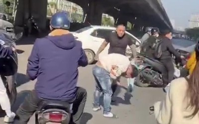Tạm giữ hình sự nam thanh niên đánh người sau va chạm giao thông