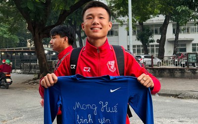 Cái kết đẹp của chiếc áo gây “sốt” tại giải bóng đá sinh viên toàn quốc 2025