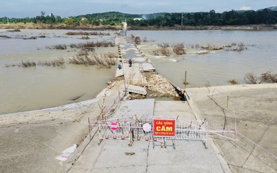 Lũ cuốn trôi một phần cầu tràn ở Quảng Ngãi, người dân chật vật đi vòng hàng chục kilomet