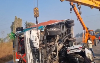 4 người tử vong khi xe tải đâm trúng xe máy rồi đè bẹp ô tô con