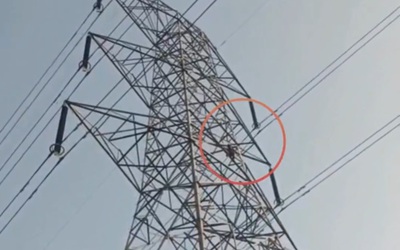 Bị từ chối kết hôn, nam thanh niên trèo lên cột điện đòi tự tử