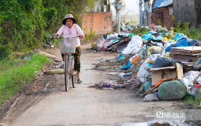 Đắk Lắk: Lũ rút, rác vẫn "ngập ngụa" trên đường, người dân lo ô nhiễm môi trường
