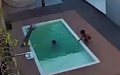 Hai bé trai rơi xuống hồ bơi và diễn biến thót tim phía sau