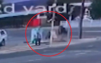 Người đàn ông vô cớ đấm gục một phụ nữ trên phố