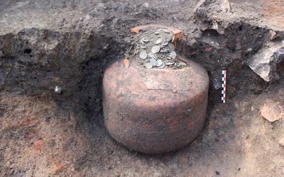 Phát hiện 3 chiếc bình chứa "kho báu" khổng lồ chôn dưới sàn nhà