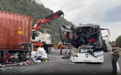 Xe buýt đâm trúng container trên cao tốc, 7 người tử vong thương tâm