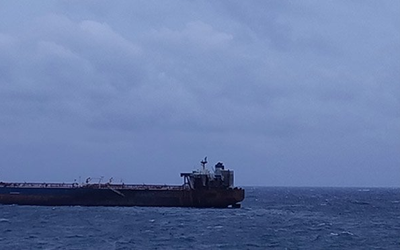 Bị một tàu chở dầu dài 274 mét áp sát bờ biển, Bulgaria lập tức phản ứng