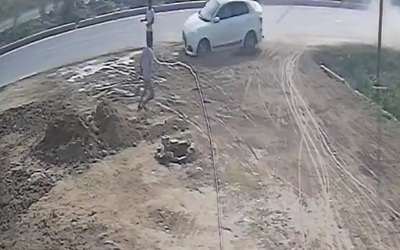 Ô tô mất lái tông người đàn ông văng xa 9 mét