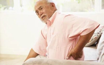 Đau bụng kéo dài, người đàn ông 75 tuổi bất ngờ phát hiện bí mật "đáng sợ"