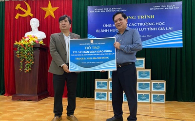 NXB Giáo dục Việt Nam tặng sách giáo khoa cho học sinh vùng lũ Gia Lai